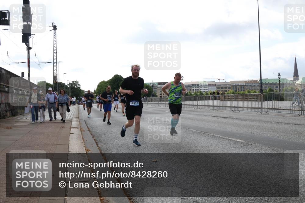 29.06.2025 - hella hamburg halbmarathon Lena Gebhardt http://msf.ph/oto/8428260 29.06.2025 10:06:50 Lombardsbrücke 18828, 5807, 1766, 1993, 4666, 5807, 5845, 5951, 6572, 6664, 7503, 8290, 8744, 8960, 9560, 10214, 10283, 10297, 10736, 10886, 12371, 12418, 12550, 13475, 14607, 15377, 15858, 16554, 16692, 16933, 17059, 17174, 17895, 18042, 18316, 18343, 18381, 18575, 18577, 18652, 18828, 18910, 18913 meine-sportfotos.de