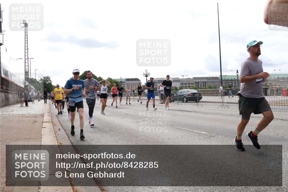 29.06.2025 - hella hamburg halbmarathon Lena Gebhardt http://msf.ph/oto/8428285 29.06.2025 10:19:35 Lombardsbrücke 537, 14808, 1145, 1332, 1534, 1708, 1718, 1755, 2017, 2311, 2357, 2405, 2441, 2589, 2795, 2812, 2895, 2918, 2993, 2995, 3446, 3678, 4108, 4110, 4170, 4562, 4570, 4722, 4979, 5034, 5035, 5080, 5098, 5123, 5178, 5251, 5429, 5449, 5849, 5878, 6444, 6477, 6482, 6542, 6796, 6797, 6872, 6874, 6939, 7143, 7248, 7249, 7836, 7917, 8146, 8427, 8537, 8575, 8761, 8778, 9252, 9652, 9856, 10039, 10124, 10129, 10349, 10540, 10594 meine-sportfotos.de