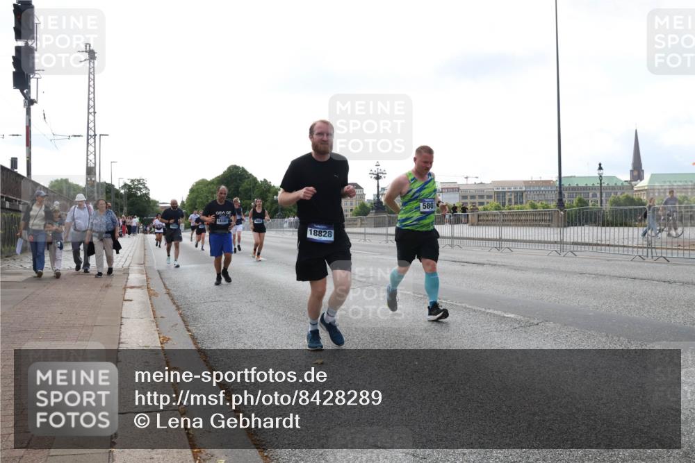 29.06.2025 - hella hamburg halbmarathon Lena Gebhardt http://msf.ph/oto/8428289 29.06.2025 10:06:51 Lombardsbrücke 18381, 18828, 5807, 1993, 4666, 5807, 5845, 5951, 6572, 6664, 7503, 8290, 8744, 8960, 9560, 10214, 10283, 10297, 10736, 10886, 12371, 12418, 12550, 13475, 14607, 15377, 15858, 16554, 16692, 16933, 17059, 17174, 17895, 18042, 18316, 18343, 18381, 18575, 18577, 18652, 18828, 18910, 18913 meine-sportfotos.de