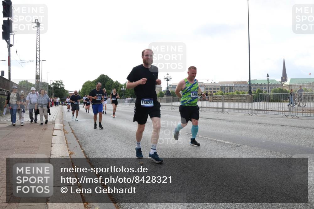 29.06.2025 - hella hamburg halbmarathon Lena Gebhardt http://msf.ph/oto/8428321 29.06.2025 10:06:51 Lombardsbrücke 3381, 18828, 5801, 1993, 4666, 5807, 5845, 5951, 6572, 6664, 7503, 8290, 8744, 8960, 9560, 10214, 10283, 10297, 10736, 10886, 12371, 12418, 12550, 13475, 14607, 15377, 15858, 16554, 16692, 16933, 17059, 17174, 17895, 18042, 18316, 18343, 18381, 18575, 18577, 18652, 18828, 18910, 18913 meine-sportfotos.de