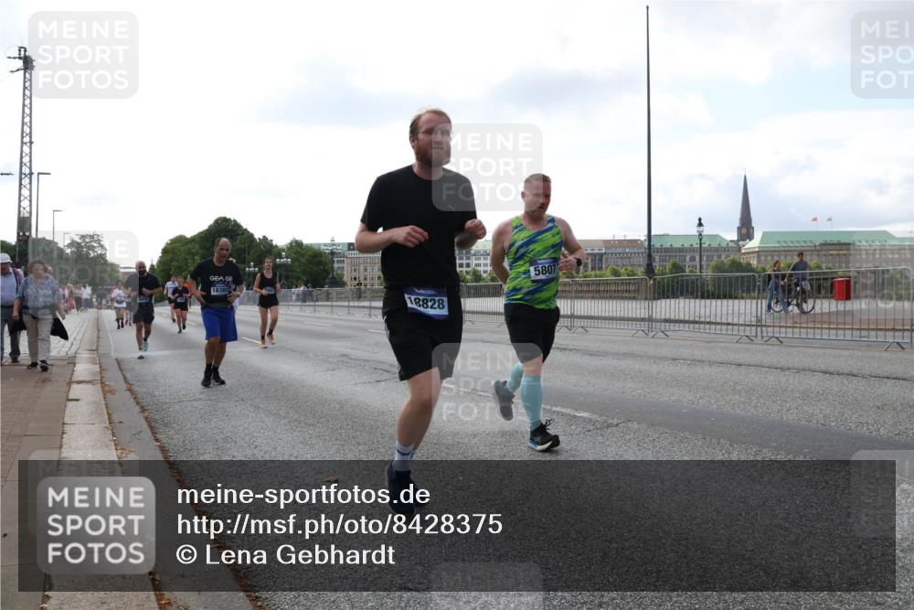 29.06.2025 - hella hamburg halbmarathon Lena Gebhardt http://msf.ph/oto/8428375 29.06.2025 10:06:51 Lombardsbrücke 18381, 18828, 5807, 1993, 4666, 5807, 5845, 5951, 6572, 6664, 7503, 8290, 8744, 8960, 9560, 10214, 10283, 10297, 10736, 10886, 12371, 12418, 12550, 13475, 14607, 15377, 15858, 16554, 16692, 16933, 17059, 17174, 17895, 18042, 18316, 18343, 18381, 18575, 18577, 18652, 18828, 18910, 18913 meine-sportfotos.de