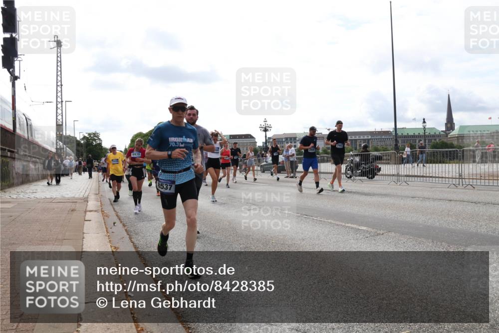 29.06.2025 - hella hamburg halbmarathon Lena Gebhardt http://msf.ph/oto/8428385 29.06.2025 10:19:36 Lombardsbrücke 6939, 70, 3, 2993, 8537, 1145, 1332, 1534, 1708, 1755, 2017, 2311, 2357, 2405, 2441, 2589, 2795, 2812, 2895, 2918, 2993, 2995, 3446, 3678, 4108, 4110, 4170, 4562, 4570, 4722, 4979, 5034, 5035, 5080, 5098, 5123, 5178, 5251, 5429, 5449, 5849, 5878, 6444, 6477, 6482, 6542, 6796, 6797, 6872, 6874, 6939, 7143, 7248, 7249, 7836, 7917, 8146, 8427, 8537, 8575, 8761, 8778, 9252, 9652, 9856, 10039, 10124, 10129, 10349, 10540, 10594, 11036 meine-sportfotos.de