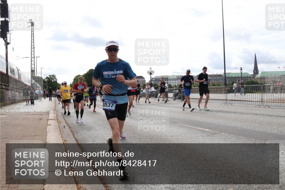 29.06.2025 - hella hamburg halbmarathon Lena Gebhardt http://msf.ph/oto/8428417 29.06.2025 10:19:36 Lombardsbrücke 10039, 6939, 70, 3, 8537, 2995, 2993, 1145, 1332, 1534, 1708, 1755, 2017, 2311, 2357, 2405, 2441, 2589, 2795, 2812, 2895, 2918, 2993, 2995, 3446, 3678, 4108, 4110, 4170, 4562, 4570, 4722, 4979, 5034, 5035, 5080, 5098, 5123, 5178, 5251, 5429, 5449, 5849, 5878, 6444, 6477, 6482, 6542, 6796, 6797, 6872, 6874, 6939, 7143, 7248, 7249, 7836, 7917, 8146, 8427, 8537, 8575, 8761, 8778, 9252, 9652, 9856, 10039, 10124, 10129, 10349, 10540, 10594, 11036 meine-sportfotos.de