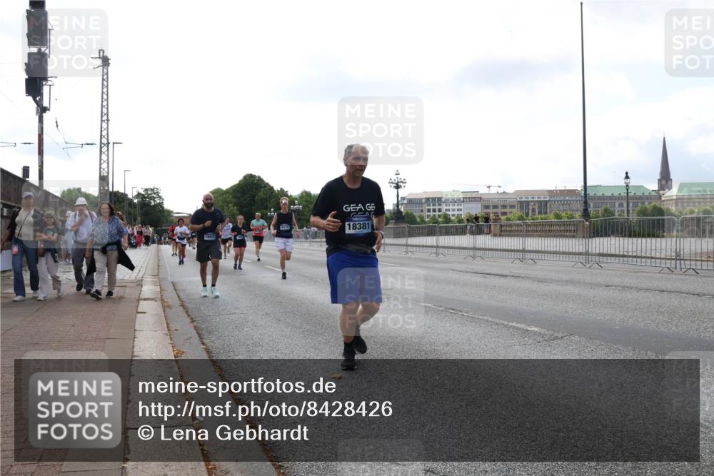 29.06.2025 - hella hamburg halbmarathon Lena Gebhardt http://msf.ph/oto/8428426 29.06.2025 10:06:53 Lombardsbrücke 6572, 16933, 18381, 1993, 4262, 5807, 5845, 5951, 6572, 6664, 7503, 8290, 8744, 8960, 9560, 10214, 10283, 10297, 10736, 10886, 12371, 12418, 12550, 13475, 14607, 15377, 15858, 16554, 16692, 16933, 17059, 17174, 17895, 18316, 18343, 18381, 18575, 18577, 18652, 18828, 18910, 18913 meine-sportfotos.de
