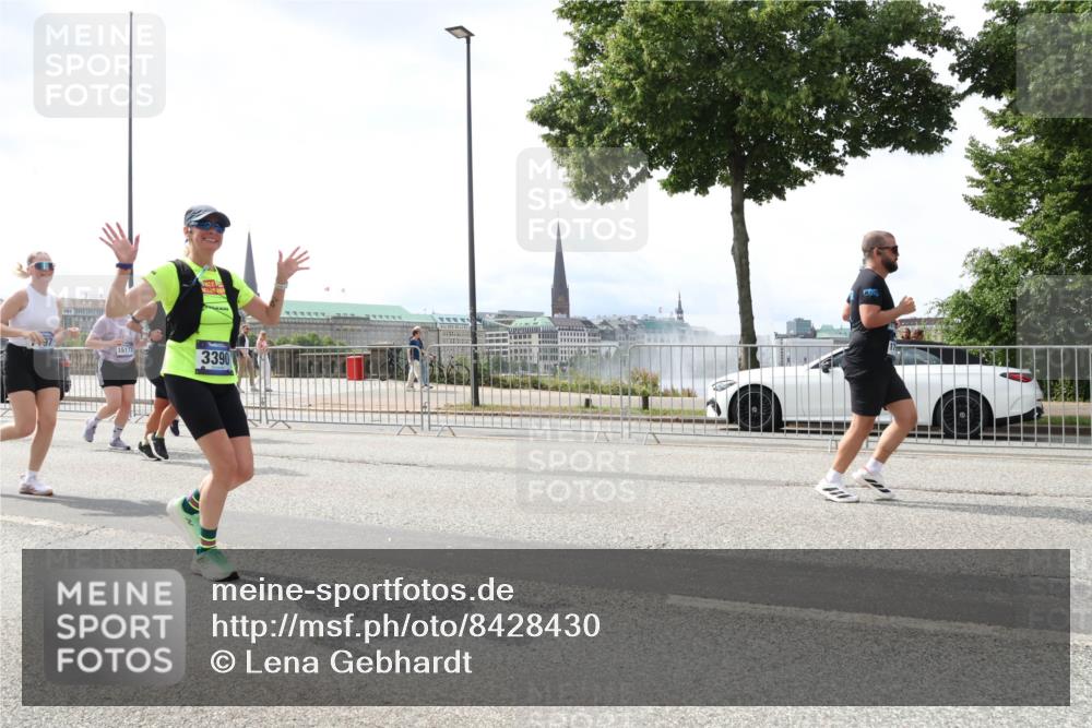 29.06.2025 - hella hamburg halbmarathon Lena Gebhardt http://msf.ph/oto/8428430 29.06.2025 10:43:46 Lombardsbrücke 15177, 3390, 1023, 1026, 1095, 1155, 1306, 1310, 1400, 1459, 1878, 2073, 2733, 3238, 3288, 3329, 3390, 3597, 4367, 4627, 4636, 4866, 5001, 5192, 5201, 5214, 5293, 5370, 5720, 5890, 5902, 5905, 6012, 6036, 6096, 6226, 6334, 6440, 6895, 6931, 6971, 6973, 7197, 7205, 7206, 7489, 7504, 7926, 8000, 8058, 8135, 8233, 8408, 8504, 8870, 9073, 9639, 9641, 9704, 9831, 9879, 10083, 10097, 10200, 10202 meine-sportfotos.de