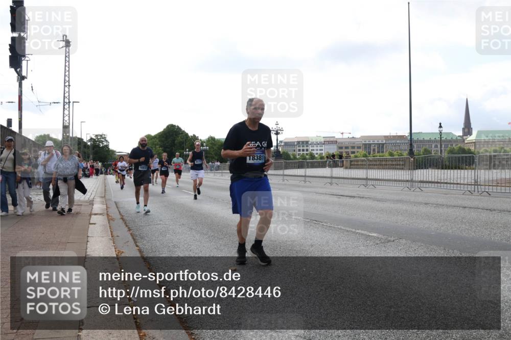 29.06.2025 - hella hamburg halbmarathon Lena Gebhardt http://msf.ph/oto/8428446 29.06.2025 10:06:53 Lombardsbrücke 6572, 16933, 18381, 1993, 4262, 5807, 5845, 5951, 6572, 6664, 7503, 8290, 8744, 8960, 9560, 10214, 10283, 10297, 10736, 10886, 12371, 12418, 12550, 13475, 14607, 15377, 15858, 16554, 16692, 16933, 17059, 17174, 17895, 18316, 18343, 18381, 18575, 18577, 18652, 18828, 18910, 18913 meine-sportfotos.de