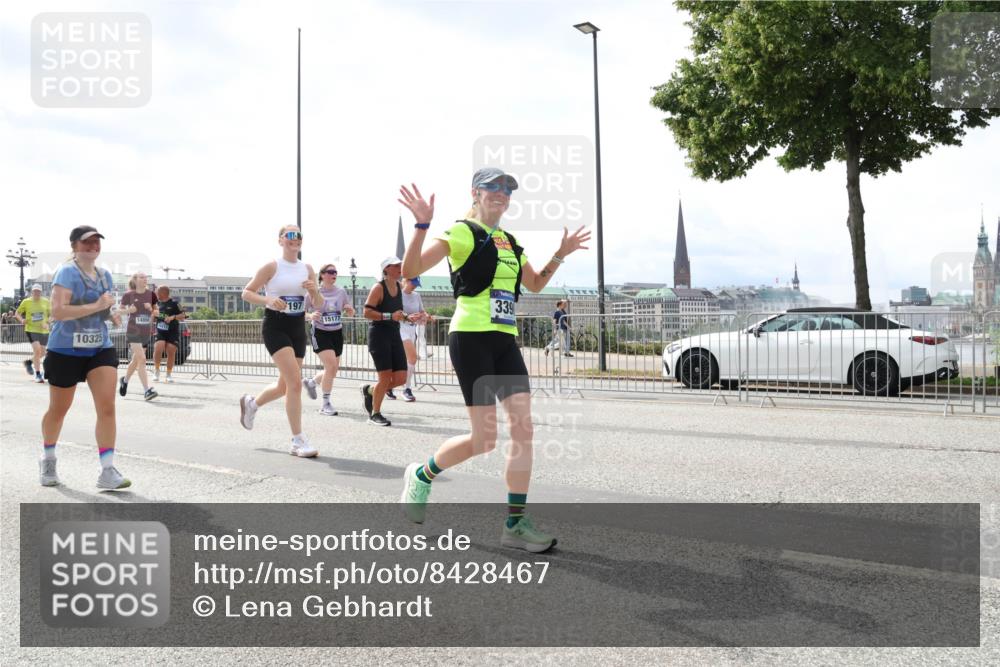 29.06.2025 - hella hamburg halbmarathon Lena Gebhardt http://msf.ph/oto/8428467 29.06.2025 10:43:46 Lombardsbrücke 10325, 197, 339, 15177, 1023, 1026, 1095, 1155, 1306, 1310, 1400, 1459, 1878, 2073, 2733, 3238, 3288, 3329, 3390, 3597, 4367, 4627, 4636, 4866, 5001, 5192, 5201, 5214, 5293, 5370, 5720, 5890, 5902, 5905, 6012, 6036, 6096, 6226, 6334, 6440, 6895, 6931, 6971, 6973, 7197, 7205, 7206, 7489, 7504, 7926, 8000, 8058, 8135, 8233, 8408, 8504, 8870, 9073, 9639, 9641, 9704, 9831, 9879, 10083, 10097, 10200, 10202 meine-sportfotos.de
