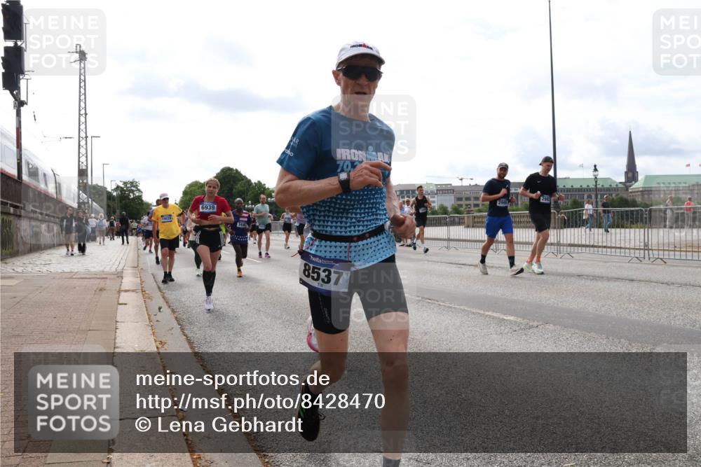 29.06.2025 - hella hamburg halbmarathon Lena Gebhardt http://msf.ph/oto/8428470 29.06.2025 10:19:37 Lombardsbrücke 6939, 344, 70, 2, 8537, 1145, 1154, 1332, 1534, 1708, 2017, 2311, 2357, 2405, 2441, 2589, 2795, 2812, 2895, 2918, 2993, 2995, 3446, 3678, 4108, 4110, 4170, 4562, 4570, 4722, 4979, 5034, 5035, 5080, 5098, 5123, 5178, 5251, 5429, 5449, 5849, 5878, 6444, 6477, 6542, 6796, 6797, 6872, 6874, 6939, 7143, 7248, 7249, 7836, 7917, 8146, 8427, 8537, 8575, 8761, 8778, 9252, 9652, 9856, 10039, 10124, 10129, 10349, 10540, 10594, 11036 meine-sportfotos.de