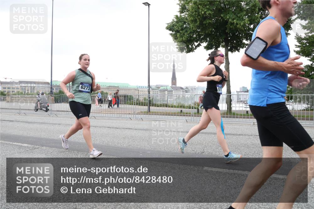29.06.2025 - hella hamburg halbmarathon Lena Gebhardt http://msf.ph/oto/8428480 29.06.2025 10:53:55 Lombardsbrücke 6273, 977, 1017, 1263, 1687, 1709, 1744, 1753, 1779, 1789, 1984, 2079, 2372, 2429, 2600, 2761, 2854, 3055, 3079, 3187, 3188, 3226, 3249, 3465, 3467, 3557, 4323, 4595, 4685, 4801, 4838, 5430, 5562, 5804, 5817, 5856, 5857, 5898, 5964, 6039, 6041, 6044, 6192, 6273, 6306, 6468, 6583, 6913, 6988, 6996, 7039, 7537, 7611, 7614, 7876, 7890, 8867, 8924, 9077, 9138, 9203, 9456, 9503, 9531, 9572, 9771, 9785, 11390 meine-sportfotos.de
