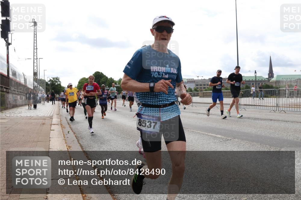29.06.2025 - hella hamburg halbmarathon Lena Gebhardt http://msf.ph/oto/8428490 29.06.2025 10:19:37 Lombardsbrücke 10039, 6939, 344, 70, 3, 8537, 2995, 1145, 1154, 1332, 1534, 1708, 2017, 2311, 2357, 2405, 2441, 2589, 2795, 2812, 2895, 2918, 2993, 2995, 3446, 3678, 4108, 4110, 4170, 4562, 4570, 4722, 4979, 5034, 5035, 5080, 5098, 5123, 5178, 5251, 5429, 5449, 5849, 5878, 6444, 6477, 6542, 6796, 6797, 6872, 6874, 6939, 7143, 7248, 7249, 7836, 7917, 8146, 8427, 8537, 8575, 8761, 8778, 9252, 9652, 9856, 10039, 10124, 10129, 10349, 10540, 10594, 11036 meine-sportfotos.de