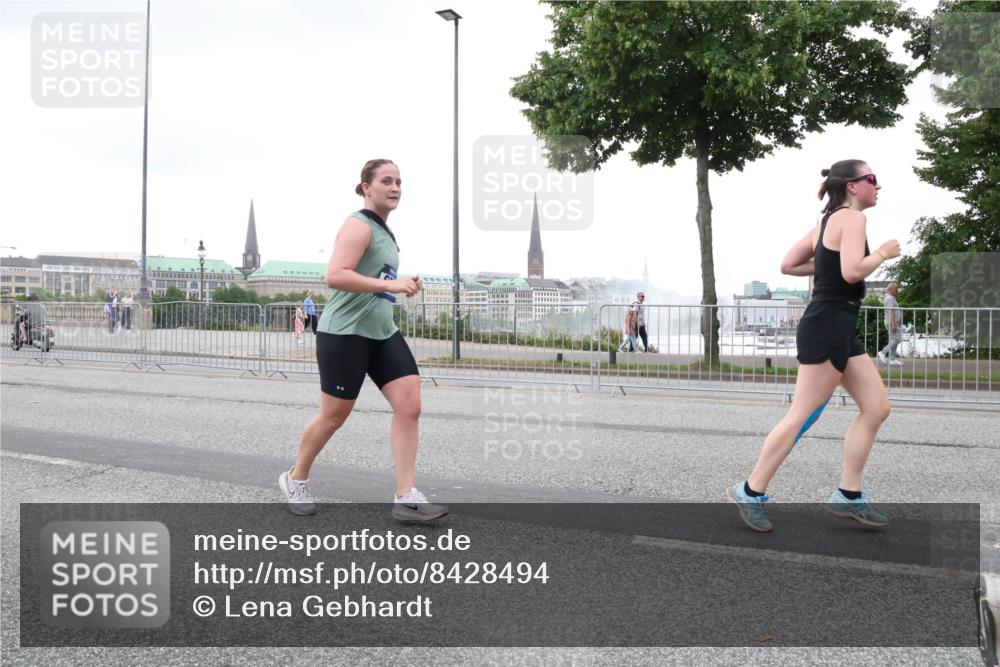 29.06.2025 - hella hamburg halbmarathon Lena Gebhardt http://msf.ph/oto/8428494 29.06.2025 10:53:55 Lombardsbrücke 1017, 1263, 1687, 1709, 1744, 1753, 1779, 1789, 1984, 2079, 2372, 2429, 2600, 2761, 2854, 3055, 3079, 3187, 3188, 3226, 3249, 3465, 3467, 3557, 4323, 4595, 4685, 4801, 4838, 5430, 5562, 5804, 5817, 5856, 5857, 5898, 5964, 6039, 6041, 6044, 6192, 6273, 6306, 6468, 6583, 6913, 6988, 6996, 7039, 7537, 7611, 7614, 7876, 7890, 8867, 8924, 9077, 9138, 9203, 9456, 9503, 9531, 9572, 9771, 9785, 11390 meine-sportfotos.de
