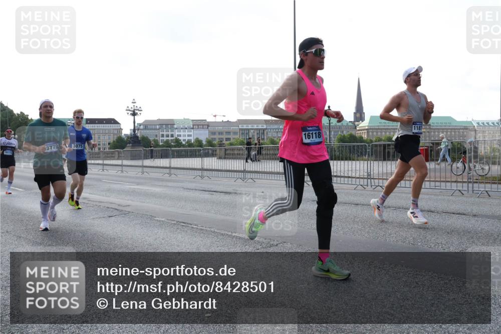 29.06.2025 - hella hamburg halbmarathon Lena Gebhardt http://msf.ph/oto/8428501 29.06.2025 09:44:24 Lombardsbrücke 19114, 3779, 3075, 16118, 1187, 1065, 1122, 1953, 2483, 2879, 3075, 3379, 3968, 5308, 5344, 7231, 7349, 7793, 8376, 8975, 9047, 9079, 10106, 10173, 10222, 10655, 10790, 11877, 12337, 12369, 13383, 13606, 13779, 14828, 15576, 15655, 15880, 16118, 17258, 17354, 18699, 19114 meine-sportfotos.de