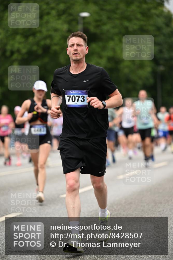 29.06.2025 - hella hamburg halbmarathon Dr. Thomas Lammeyer http://msf.ph/oto/8428507 29.06.2025 10:51:15 Kennedybrücke 1004, 1100, 1104, 1371, 1375, 1608, 1837, 1961, 1999, 2162, 2327, 2423, 2537, 2662, 2665, 2697, 3339, 3406, 3407, 3896, 4104, 4448, 4483, 5635, 5697, 5854, 5892, 6392, 6485, 6623, 6740, 6995, 7073, 7268, 7364, 7368, 7374, 7430, 7431, 7960, 8010, 8047, 8131, 8486, 8541, 8706, 8967, 9120, 9121, 9337, 9426, 9557, 9774, 9949, 10514, 10515, 10591, 11160, 11408 meine-sportfotos.de