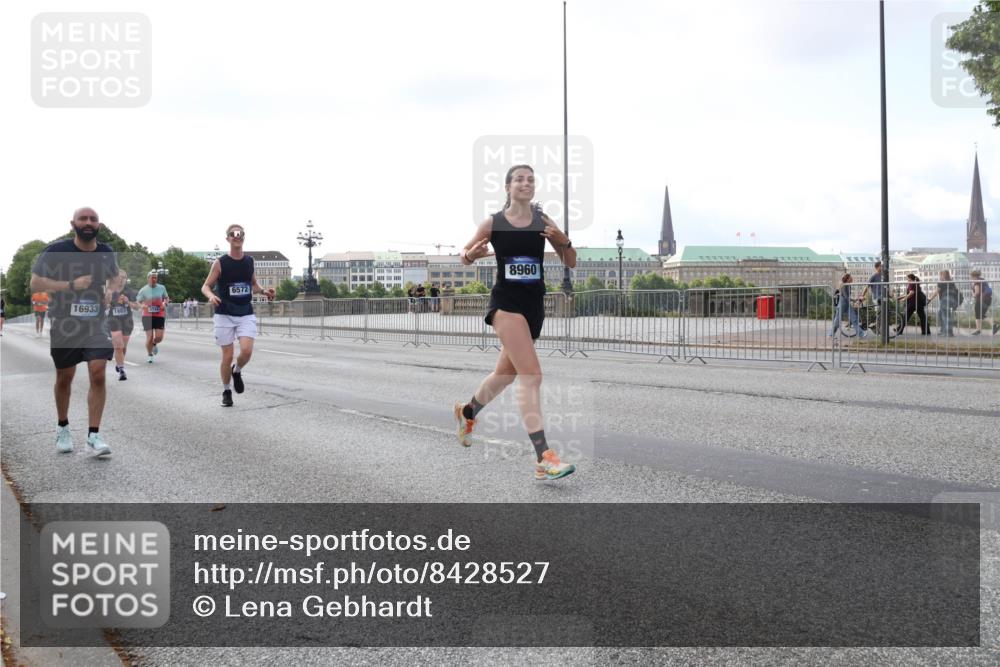 29.06.2025 - hella hamburg halbmarathon Lena Gebhardt http://msf.ph/oto/8428527 29.06.2025 10:06:54 Lombardsbrücke 16933, 1993, 6572, 8960, 1993, 4262, 5807, 5845, 5951, 6572, 6664, 6833, 7503, 8290, 8744, 8960, 10214, 10283, 10297, 10736, 10886, 12371, 12418, 12550, 13475, 14607, 15377, 15858, 16554, 16692, 16933, 17059, 17174, 17895, 18316, 18343, 18381, 18575, 18577, 18652, 18828, 18910, 18913 meine-sportfotos.de