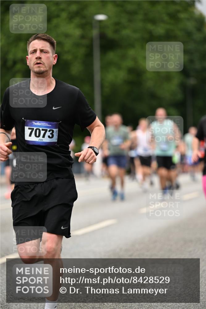 29.06.2025 - hella hamburg halbmarathon Dr. Thomas Lammeyer http://msf.ph/oto/8428529 29.06.2025 10:51:15 Kennedybrücke 1004, 1100, 1104, 1371, 1375, 1608, 1837, 1961, 1999, 2162, 2327, 2423, 2537, 2662, 2665, 2697, 3339, 3406, 3407, 3896, 4104, 4448, 4483, 5635, 5697, 5854, 5892, 6392, 6485, 6623, 6740, 6995, 7073, 7268, 7364, 7368, 7374, 7430, 7431, 7960, 8010, 8047, 8131, 8486, 8541, 8706, 8967, 9120, 9121, 9337, 9426, 9557, 9774, 9949, 10514, 10515, 10591, 11160, 11408 meine-sportfotos.de
