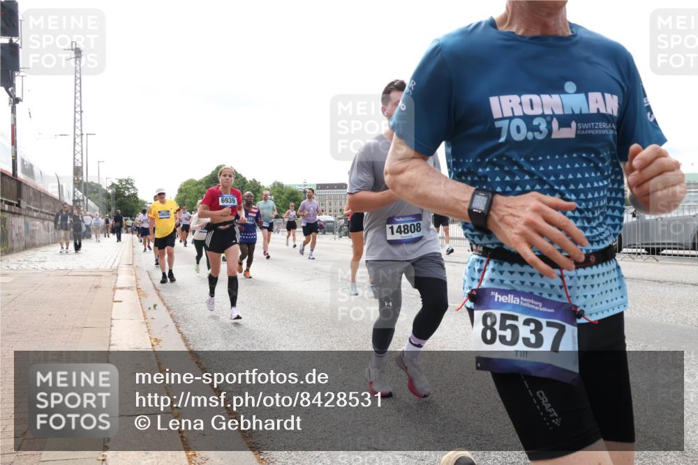 29.06.2025 - hella hamburg halbmarathon Lena Gebhardt http://msf.ph/oto/8428531 29.06.2025 10:19:37 Lombardsbrücke 10039, 6939, 14808, 70, 3, 8537, 1145, 1154, 1332, 1534, 1708, 2017, 2311, 2357, 2405, 2441, 2589, 2795, 2812, 2895, 2918, 2993, 2995, 3446, 3678, 4108, 4110, 4170, 4562, 4570, 4722, 4979, 5034, 5035, 5080, 5098, 5123, 5178, 5251, 5429, 5449, 5849, 5878, 6444, 6477, 6542, 6796, 6797, 6872, 6874, 6939, 7143, 7248, 7249, 7836, 7917, 8146, 8427, 8537, 8575, 8761, 8778, 9252, 9652, 9856, 10039, 10124, 10129, 10349, 10540, 10594, 11036 meine-sportfotos.de