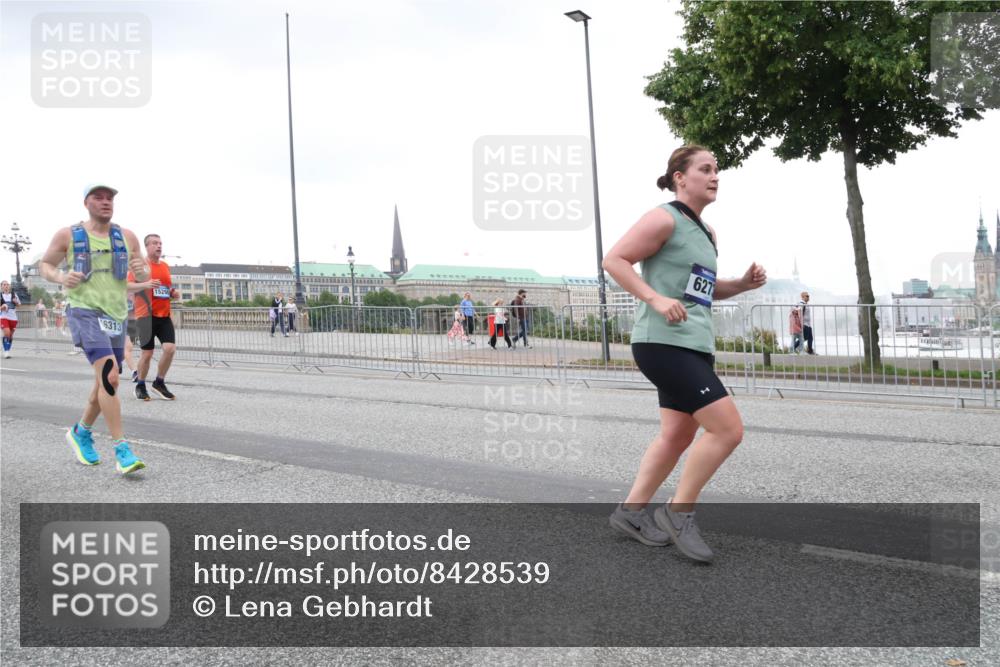 29.06.2025 - hella hamburg halbmarathon Lena Gebhardt http://msf.ph/oto/8428539 29.06.2025 10:53:55 Lombardsbrücke 6313, 15290, 627, 1017, 1263, 1687, 1709, 1744, 1753, 1779, 1789, 1984, 2079, 2372, 2429, 2600, 2761, 2854, 3055, 3079, 3187, 3188, 3226, 3249, 3465, 3467, 3557, 4323, 4595, 4685, 4801, 4838, 5430, 5562, 5804, 5817, 5856, 5857, 5898, 5964, 6039, 6041, 6044, 6192, 6273, 6306, 6468, 6583, 6913, 6988, 6996, 7039, 7537, 7611, 7614, 7876, 7890, 8867, 8924, 9077, 9138, 9203, 9456, 9503, 9531, 9572, 9771, 9785, 11390 meine-sportfotos.de