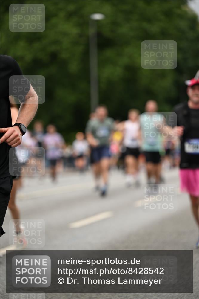 29.06.2025 - hella hamburg halbmarathon Dr. Thomas Lammeyer http://msf.ph/oto/8428542 29.06.2025 10:51:16 Kennedybrücke 1004, 1100, 1104, 1371, 1375, 1608, 1837, 1961, 1999, 2162, 2327, 2537, 2662, 2665, 2697, 3339, 3406, 3407, 3896, 4104, 4325, 4448, 4483, 5635, 5697, 5854, 5892, 6392, 6485, 6623, 6740, 6995, 7073, 7268, 7364, 7368, 7374, 7430, 7431, 7960, 8010, 8047, 8131, 8541, 8706, 8967, 9337, 9426, 9557, 9774, 9949, 10514, 10515, 10591, 11160, 11408 meine-sportfotos.de