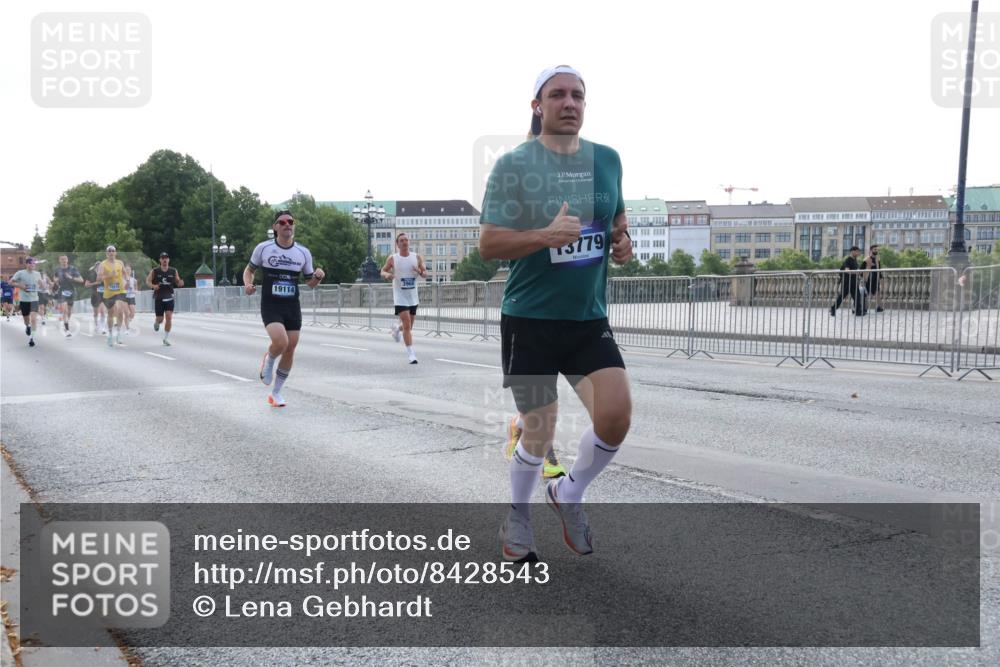 29.06.2025 - hella hamburg halbmarathon Lena Gebhardt http://msf.ph/oto/8428543 29.06.2025 09:44:24 Lombardsbrücke 19114, 13779, 1065, 1122, 1953, 2483, 2879, 3075, 3379, 3968, 5308, 5344, 7231, 7349, 7793, 8376, 8975, 9047, 9079, 10106, 10173, 10222, 10655, 10790, 11877, 12337, 12369, 13383, 13606, 13779, 14828, 15576, 15655, 15880, 16118, 17258, 17354, 18699, 19114 meine-sportfotos.de