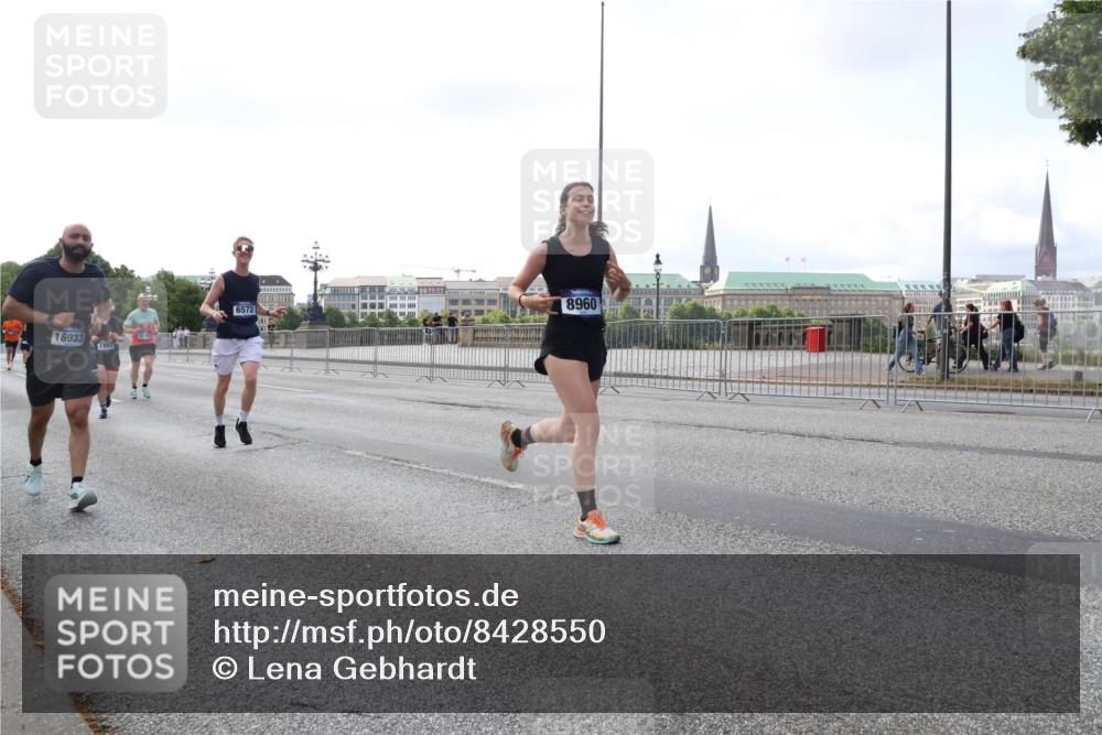 29.06.2025 - hella hamburg halbmarathon Lena Gebhardt http://msf.ph/oto/8428550 29.06.2025 10:06:54 Lombardsbrücke 16933, 1993, 744, 6572, 8960, 1993, 4262, 5807, 5845, 5951, 6572, 6664, 6833, 7503, 8290, 8744, 8960, 10214, 10283, 10297, 10736, 10886, 12371, 12418, 12550, 13475, 14607, 15377, 15858, 16554, 16692, 16933, 17059, 17174, 17895, 18316, 18343, 18381, 18575, 18577, 18652, 18828, 18910, 18913 meine-sportfotos.de