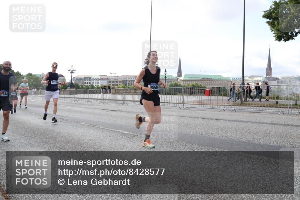 29.06.2025 - hella hamburg halbmarathon Lena Gebhardt http://msf.ph/oto/8428577 29.06.2025 10:06:54 Lombardsbrücke 933, 1993, 744, 6572, 8960, 1993, 4262, 5807, 5845, 5951, 6572, 6664, 6833, 7503, 8290, 8744, 8960, 10214, 10283, 10297, 10736, 10886, 12371, 12418, 12550, 13475, 14607, 15377, 15858, 16554, 16692, 16933, 17059, 17174, 17895, 18316, 18343, 18381, 18575, 18577, 18652, 18828, 18910, 18913 meine-sportfotos.de