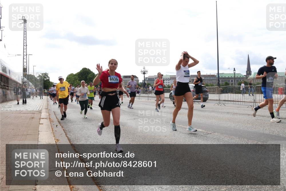 29.06.2025 - hella hamburg halbmarathon Lena Gebhardt http://msf.ph/oto/8428601 29.06.2025 10:19:38 Lombardsbrücke 10039, 6939, 15014, 1356, 2995, 1145, 1154, 1332, 1534, 1708, 2017, 2311, 2357, 2405, 2441, 2589, 2795, 2812, 2895, 2918, 2993, 2995, 3446, 3678, 4108, 4110, 4170, 4562, 4570, 4722, 4979, 5035, 5080, 5123, 5178, 5251, 5429, 5449, 5849, 5878, 6444, 6542, 6796, 6797, 6872, 6874, 6939, 7137, 7143, 7248, 7249, 7836, 7917, 8146, 8427, 8537, 8575, 8761, 8778, 9252, 9856, 10039, 10124, 10129, 10349, 10540, 10594, 11036 meine-sportfotos.de
