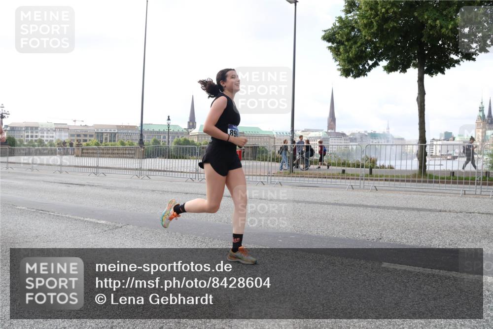 29.06.2025 - hella hamburg halbmarathon Lena Gebhardt http://msf.ph/oto/8428604 29.06.2025 10:06:55 Lombardsbrücke 896, 1993, 4262, 5807, 5845, 5951, 6572, 6664, 6833, 7503, 8290, 8744, 8960, 10214, 10283, 10297, 10736, 10886, 11758, 12371, 12418, 12550, 13475, 14607, 15377, 15858, 16554, 16692, 16933, 17059, 17174, 17895, 18316, 18343, 18381, 18575, 18577, 18652, 18828 meine-sportfotos.de