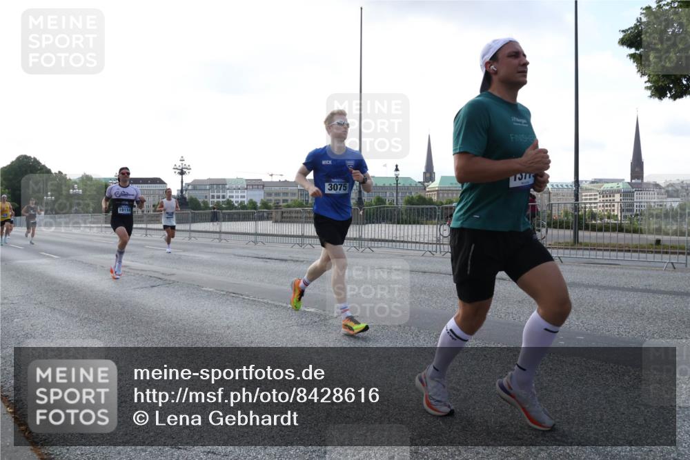 29.06.2025 - hella hamburg halbmarathon Lena Gebhardt http://msf.ph/oto/8428616 29.06.2025 09:44:25 Lombardsbrücke 19114, 3075, 1377, 1065, 1122, 1953, 2021, 2483, 2879, 3075, 3379, 3968, 5308, 5344, 7231, 7349, 7793, 8975, 9047, 9079, 10106, 10173, 10222, 10655, 10790, 11877, 12337, 12369, 13383, 13606, 13779, 14828, 15576, 15655, 15880, 16118, 17258, 17354, 18699, 19114 meine-sportfotos.de