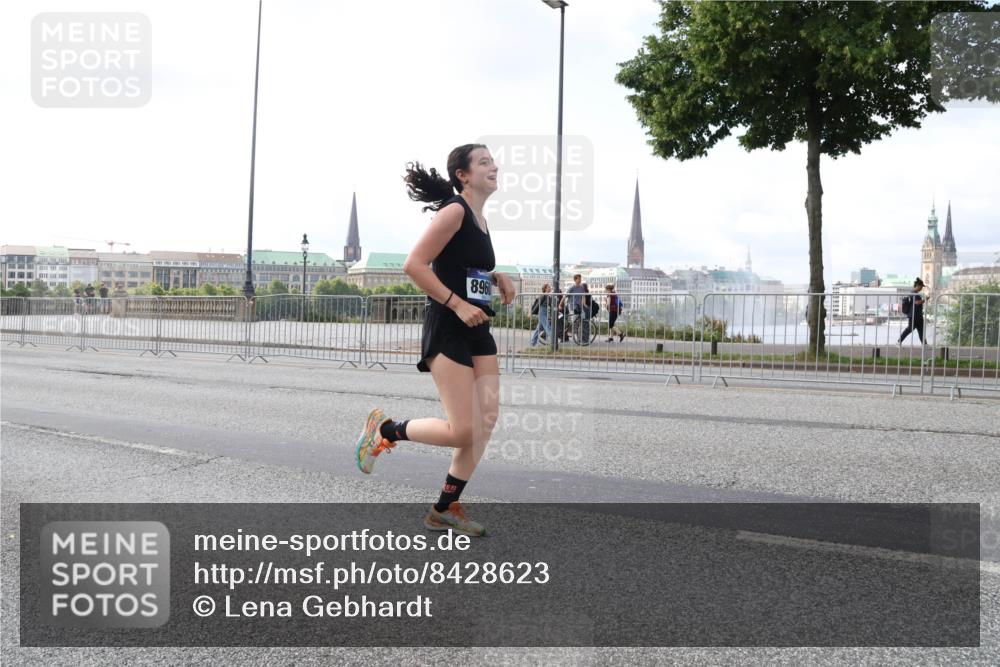 29.06.2025 - hella hamburg halbmarathon Lena Gebhardt http://msf.ph/oto/8428623 29.06.2025 10:06:55 Lombardsbrücke 8960, 1993, 4262, 5807, 5845, 5951, 6572, 6664, 6833, 7503, 8290, 8744, 8960, 10214, 10283, 10297, 10736, 10886, 11758, 12371, 12418, 12550, 13475, 14607, 15377, 15858, 16554, 16692, 16933, 17059, 17174, 17895, 18316, 18343, 18381, 18575, 18577, 18652, 18828 meine-sportfotos.de