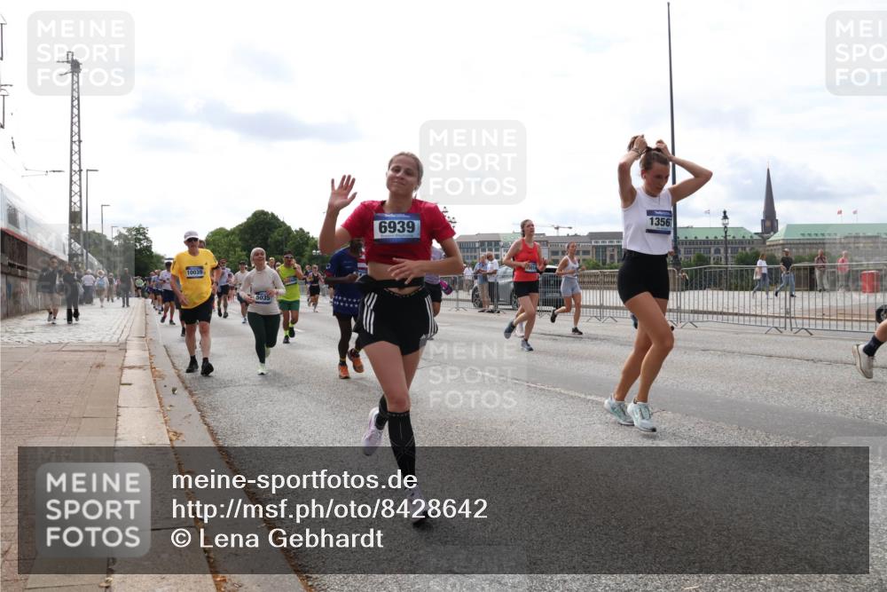 29.06.2025 - hella hamburg halbmarathon Lena Gebhardt http://msf.ph/oto/8428642 29.06.2025 10:19:38 Lombardsbrücke 10039, 5035, 6939, 1356, 1145, 1154, 1332, 1534, 1708, 2017, 2311, 2357, 2405, 2441, 2589, 2795, 2812, 2895, 2918, 2993, 2995, 3446, 3678, 4108, 4110, 4170, 4562, 4570, 4722, 4979, 5035, 5080, 5123, 5178, 5251, 5429, 5449, 5849, 5878, 6444, 6542, 6796, 6797, 6872, 6874, 6939, 7137, 7143, 7248, 7249, 7836, 7917, 8146, 8427, 8537, 8575, 8761, 8778, 9252, 9856, 10039, 10124, 10129, 10349, 10540, 10594, 11036 meine-sportfotos.de