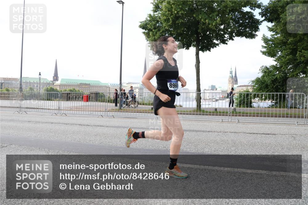 29.06.2025 - hella hamburg halbmarathon Lena Gebhardt http://msf.ph/oto/8428646 29.06.2025 10:06:55 Lombardsbrücke 8960, 1993, 4262, 5807, 5845, 5951, 6572, 6664, 6833, 7503, 8290, 8744, 8960, 10214, 10283, 10297, 10736, 10886, 11758, 12371, 12418, 12550, 13475, 14607, 15377, 15858, 16554, 16692, 16933, 17059, 17174, 17895, 18316, 18343, 18381, 18575, 18577, 18652, 18828 meine-sportfotos.de
