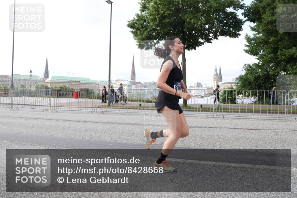 29.06.2025 - hella hamburg halbmarathon Lena Gebhardt http://msf.ph/oto/8428668 29.06.2025 10:06:55 Lombardsbrücke 1968, 1993, 4262, 5807, 5845, 5951, 6572, 6664, 6833, 7503, 8290, 8744, 8960, 10214, 10283, 10297, 10736, 10886, 11758, 12371, 12418, 12550, 13475, 14607, 15377, 15858, 16554, 16692, 16933, 17059, 17174, 17895, 18316, 18343, 18381, 18575, 18577, 18652, 18828 meine-sportfotos.de