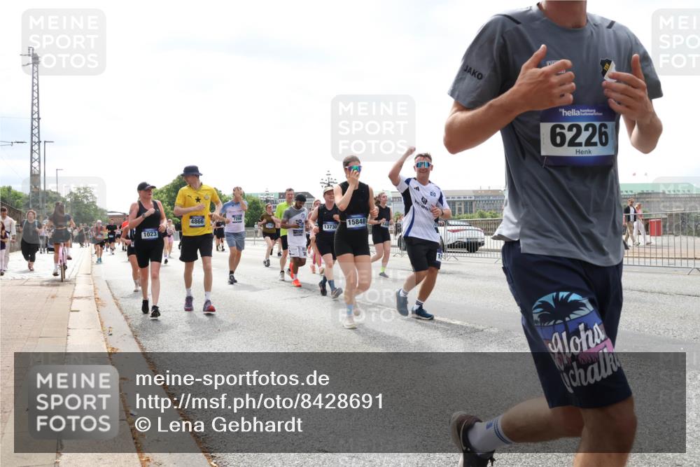 29.06.2025 - hella hamburg halbmarathon Lena Gebhardt http://msf.ph/oto/8428691 29.06.2025 10:43:48 Lombardsbrücke 4866, 10, 13706, 15848, 1023, 13730, 6226, 1023, 1026, 1095, 1155, 1306, 1310, 1400, 1459, 1802, 1804, 1878, 2073, 2733, 3238, 3288, 3390, 3597, 4367, 4627, 4636, 4866, 5001, 5127, 5192, 5201, 5214, 5293, 5370, 5890, 5902, 5905, 6012, 6036, 6096, 6226, 6334, 6440, 6895, 6931, 6971, 6973, 7197, 7205, 7206, 7326, 7489, 7504, 7926, 8000, 8058, 8135, 8233, 8408, 8504, 8870, 9073, 9639, 9641, 9704, 9831, 9879, 10083, 10097, 10200, 10202 meine-sportfotos.de