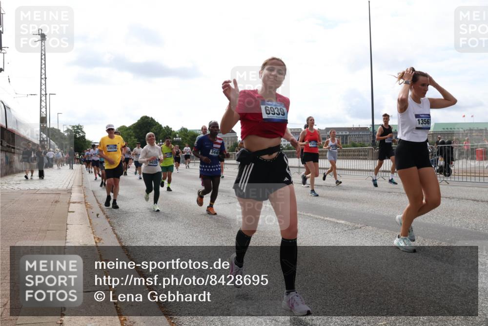 29.06.2025 - hella hamburg halbmarathon Lena Gebhardt http://msf.ph/oto/8428695 29.06.2025 10:19:39 Lombardsbrücke 10039, 5035, 3446, 6939, 12006, 15014, 1356, 1145, 1154, 1332, 1534, 1708, 2017, 2311, 2357, 2405, 2441, 2589, 2795, 2812, 2895, 2918, 2993, 2995, 3446, 3678, 4108, 4110, 4170, 4562, 4570, 4722, 4979, 5035, 5080, 5123, 5178, 5251, 5429, 5449, 5849, 5878, 6444, 6542, 6796, 6797, 6872, 6874, 6939, 7137, 7143, 7248, 7249, 7836, 7917, 8146, 8427, 8537, 8575, 8761, 8778, 9252, 9856, 10039, 10124, 10129, 10349, 10540, 10594, 11036 meine-sportfotos.de