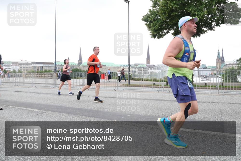 29.06.2025 - hella hamburg halbmarathon Lena Gebhardt http://msf.ph/oto/8428705 29.06.2025 10:53:57 Lombardsbrücke 152, 1017, 1263, 1687, 1709, 1744, 1753, 1779, 1789, 1984, 2079, 2372, 2429, 2600, 2761, 2854, 3055, 3079, 3187, 3188, 3249, 3465, 3467, 3557, 4323, 4595, 4685, 4801, 4838, 5430, 5514, 5562, 5804, 5817, 5856, 5857, 5898, 5964, 6039, 6041, 6044, 6192, 6273, 6306, 6468, 6583, 6913, 6987, 6988, 6996, 7039, 7537, 7611, 7614, 7890, 8867, 8924, 9077, 9138, 9203, 9456, 9503, 9531, 9572, 9771, 9785, 10207, 11390, 11785 meine-sportfotos.de