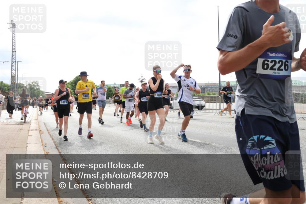 29.06.2025 - hella hamburg halbmarathon Lena Gebhardt http://msf.ph/oto/8428709 29.06.2025 10:43:48 Lombardsbrücke 4866, 7206, 1023, 137301, 15848, 6226, 1023, 1026, 1095, 1155, 1306, 1310, 1400, 1459, 1802, 1804, 1878, 2073, 2733, 3238, 3288, 3390, 3597, 4367, 4627, 4636, 4866, 5001, 5127, 5192, 5201, 5214, 5293, 5370, 5890, 5902, 5905, 6012, 6036, 6096, 6226, 6334, 6440, 6895, 6931, 6971, 6973, 7197, 7205, 7206, 7326, 7489, 7504, 7926, 8000, 8058, 8135, 8233, 8408, 8504, 8870, 9073, 9639, 9641, 9704, 9831, 9879, 10083, 10097, 10200, 10202 meine-sportfotos.de