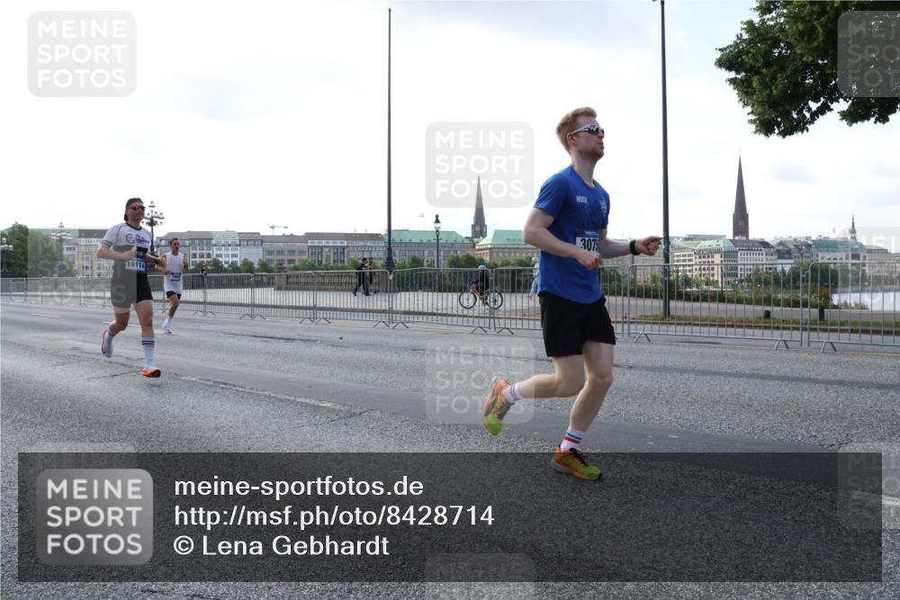 29.06.2025 - hella hamburg halbmarathon Lena Gebhardt http://msf.ph/oto/8428714 29.06.2025 09:44:26 Lombardsbrücke 19114, 3075, 1065, 1122, 1953, 2021, 2483, 2879, 3075, 3845, 3968, 4678, 5308, 5344, 7231, 7349, 7793, 8975, 9047, 9079, 10106, 10173, 10222, 10655, 10790, 11877, 12337, 12369, 13383, 13606, 13779, 14828, 15576, 15655, 15880, 16118, 17258, 17354, 18567, 18699, 19114 meine-sportfotos.de