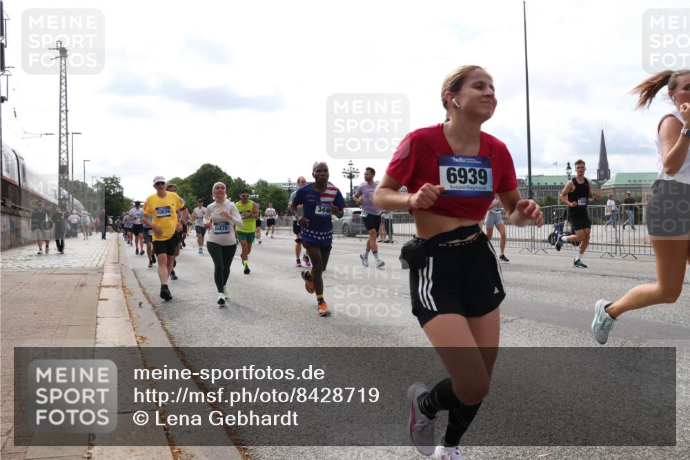 29.06.2025 - hella hamburg halbmarathon Lena Gebhardt http://msf.ph/oto/8428719 29.06.2025 10:19:39 Lombardsbrücke 10039, 5035, 3446, 6939, 12008, 1145, 1154, 1332, 1534, 1708, 2017, 2311, 2357, 2405, 2441, 2589, 2795, 2812, 2895, 2918, 2993, 2995, 3446, 3678, 4108, 4110, 4170, 4562, 4570, 4722, 4979, 5035, 5080, 5123, 5178, 5251, 5429, 5449, 5849, 5878, 6444, 6542, 6796, 6797, 6872, 6874, 6939, 7137, 7143, 7248, 7249, 7836, 7917, 8146, 8427, 8537, 8575, 8761, 8778, 9252, 9856, 10039, 10124, 10129, 10349, 10540, 10594, 11036 meine-sportfotos.de