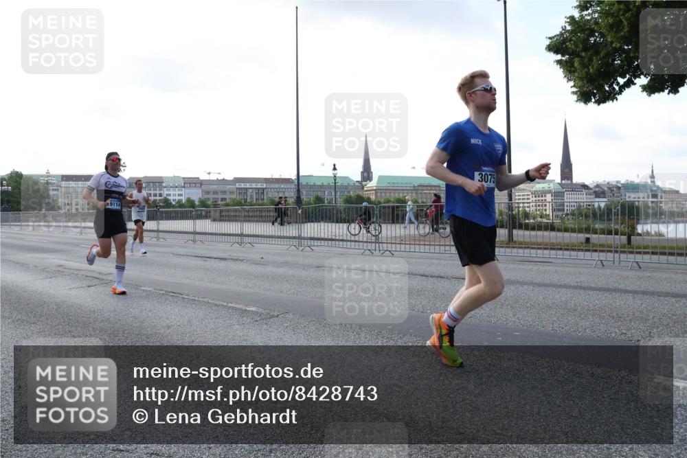 29.06.2025 - hella hamburg halbmarathon Lena Gebhardt http://msf.ph/oto/8428743 29.06.2025 09:44:26 Lombardsbrücke 19114, 3075, 1065, 1122, 1953, 2021, 2483, 2879, 3075, 3845, 3968, 4678, 5308, 5344, 7231, 7349, 7793, 8975, 9047, 9079, 10106, 10173, 10222, 10655, 10790, 11877, 12337, 12369, 13383, 13606, 13779, 14828, 15576, 15655, 15880, 16118, 17258, 17354, 18567, 18699, 19114 meine-sportfotos.de