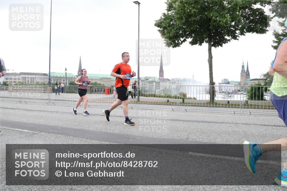 29.06.2025 - hella hamburg halbmarathon Lena Gebhardt http://msf.ph/oto/8428762 29.06.2025 10:53:57 Lombardsbrücke 1017, 1263, 1687, 1709, 1744, 1753, 1779, 1789, 1984, 2079, 2372, 2429, 2600, 2761, 2854, 3055, 3079, 3187, 3188, 3249, 3465, 3467, 3557, 4323, 4595, 4685, 4801, 4838, 5430, 5514, 5562, 5804, 5817, 5856, 5857, 5898, 5964, 6039, 6041, 6044, 6192, 6273, 6306, 6468, 6583, 6913, 6987, 6988, 6996, 7039, 7537, 7611, 7614, 7890, 8867, 8924, 9077, 9138, 9203, 9456, 9503, 9531, 9572, 9771, 9785, 10207, 11390, 11785 meine-sportfotos.de