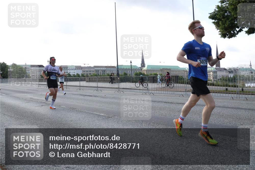 29.06.2025 - hella hamburg halbmarathon Lena Gebhardt http://msf.ph/oto/8428771 29.06.2025 09:44:26 Lombardsbrücke 19114, 3075, 1065, 1122, 1953, 2021, 2483, 2879, 3075, 3845, 3968, 4678, 5308, 5344, 7231, 7349, 7793, 8975, 9047, 9079, 10106, 10173, 10222, 10655, 10790, 11877, 12337, 12369, 13383, 13606, 13779, 14828, 15576, 15655, 15880, 16118, 17258, 17354, 18567, 18699, 19114 meine-sportfotos.de