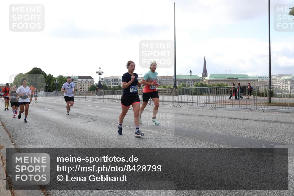 29.06.2025 - hella hamburg halbmarathon Lena Gebhardt http://msf.ph/oto/8428799 29.06.2025 10:06:57 Lombardsbrücke 18343, 12418, 1993, 1993, 4262, 5807, 5845, 5951, 6572, 6664, 6833, 7503, 8290, 8744, 8960, 10283, 10736, 10886, 11758, 12371, 12418, 12550, 13475, 14607, 15377, 16554, 16692, 16933, 17059, 17174, 17895, 18316, 18343, 18381, 18652, 18828 meine-sportfotos.de