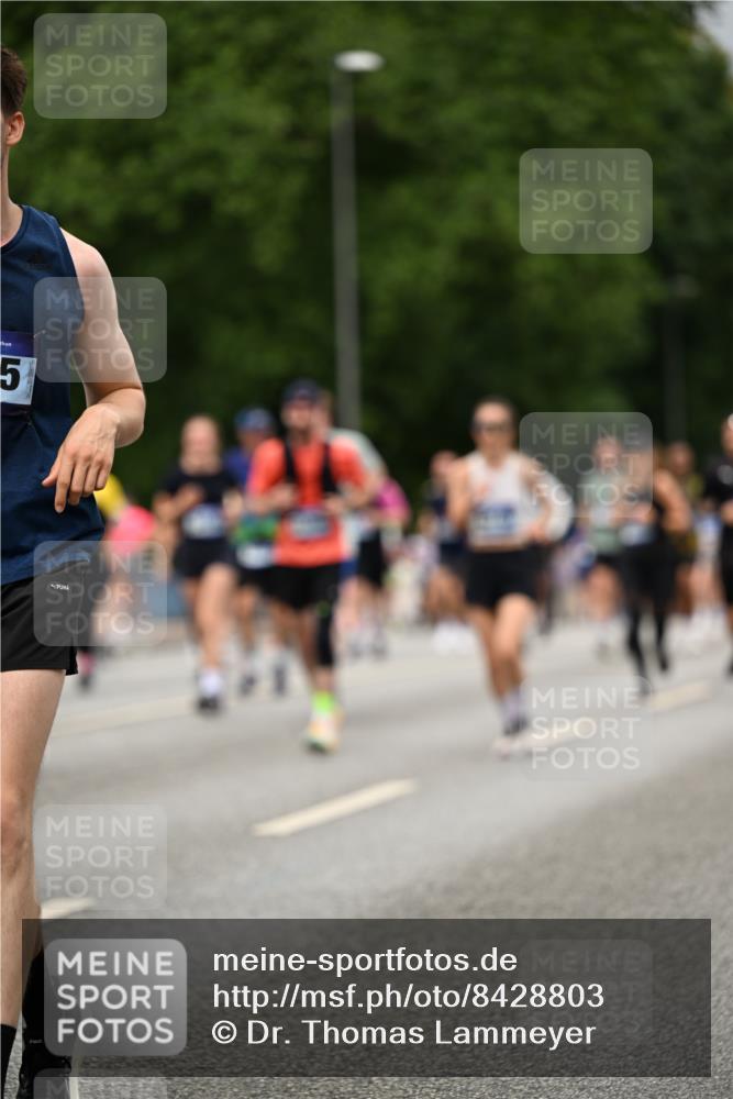 29.06.2025 - hella hamburg halbmarathon Dr. Thomas Lammeyer http://msf.ph/oto/8428803 29.06.2025 10:51:22 Kennedybrücke 1004, 1100, 1371, 1375, 1555, 1608, 1837, 1961, 1999, 2162, 2327, 2537, 2556, 2662, 2665, 2697, 3277, 3339, 3406, 3407, 3823, 4104, 4325, 4483, 5697, 5854, 5892, 6485, 6623, 6740, 6995, 7073, 7268, 7364, 7368, 7374, 7430, 7431, 7827, 7960, 8047, 8131, 8541, 8706, 8967, 9557, 9949, 10511, 10514, 10515, 10591, 11160, 11378, 11408 meine-sportfotos.de