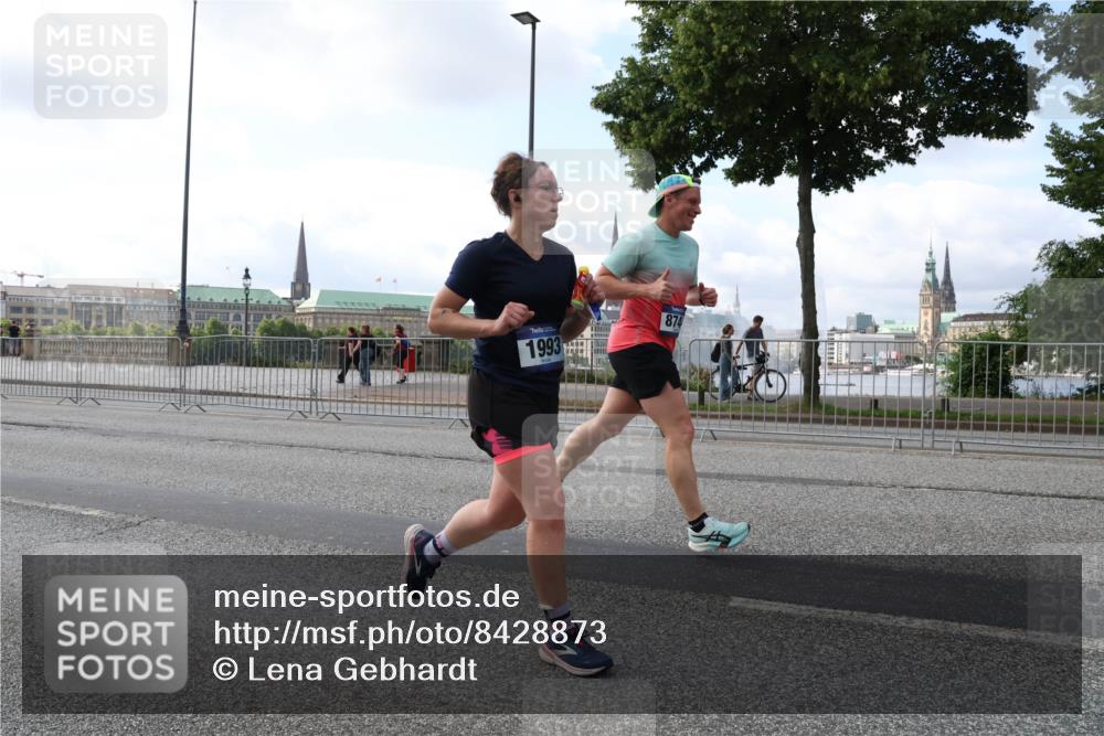 29.06.2025 - hella hamburg halbmarathon Lena Gebhardt http://msf.ph/oto/8428873 29.06.2025 10:06:58 Lombardsbrücke 1993, 874, 1993, 4262, 5807, 5845, 5899, 5951, 6572, 6664, 6833, 7503, 8290, 8744, 8960, 10283, 10736, 10886, 11758, 12371, 12418, 12550, 13475, 14607, 15377, 16554, 16692, 16933, 17059, 17174, 17895, 18316, 18343, 18381, 18652, 18828 meine-sportfotos.de