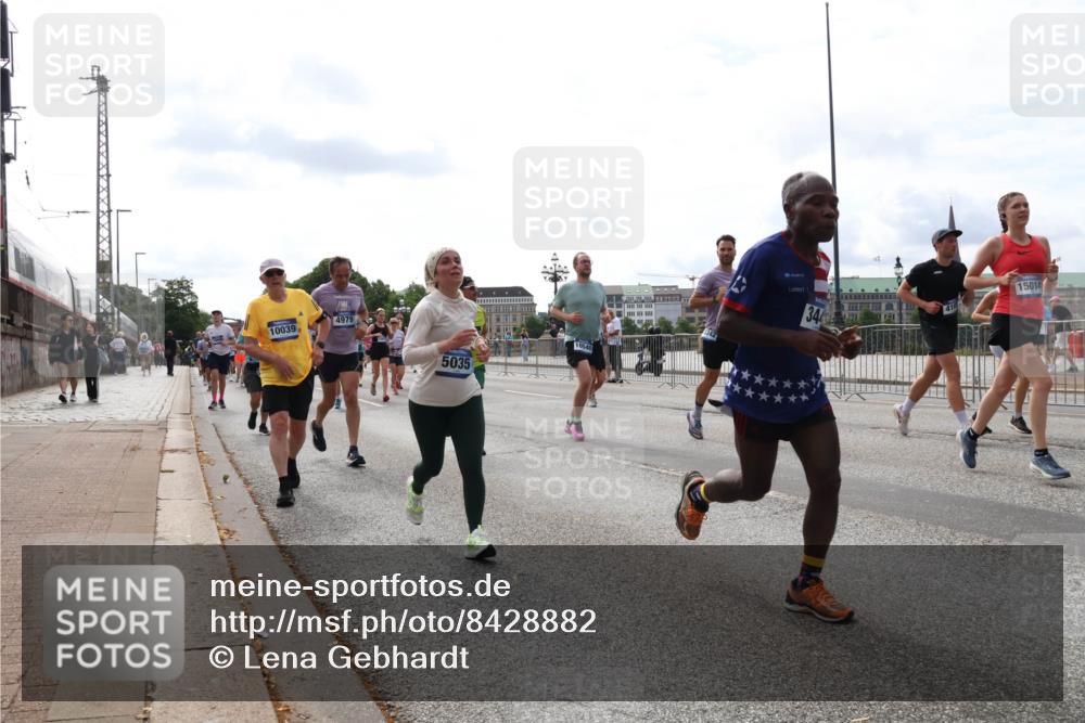 29.06.2025 - hella hamburg halbmarathon Lena Gebhardt http://msf.ph/oto/8428882 29.06.2025 10:19:40 Lombardsbrücke 10039, 4979, 5035, 1, 15014, 1145, 1154, 1332, 1534, 1708, 2017, 2311, 2357, 2405, 2441, 2589, 2795, 2812, 2895, 2918, 2993, 2995, 3446, 3678, 4108, 4110, 4170, 4539, 4562, 4570, 4722, 4979, 5035, 5080, 5123, 5178, 5251, 5429, 5449, 5849, 5878, 6444, 6542, 6796, 6797, 6872, 6874, 6939, 7137, 7143, 7248, 7249, 7836, 7917, 8146, 8427, 8537, 8575, 8761, 8778, 9252, 9856, 10039, 10124, 10129, 10349, 10540, 10594, 10622, 11036 meine-sportfotos.de