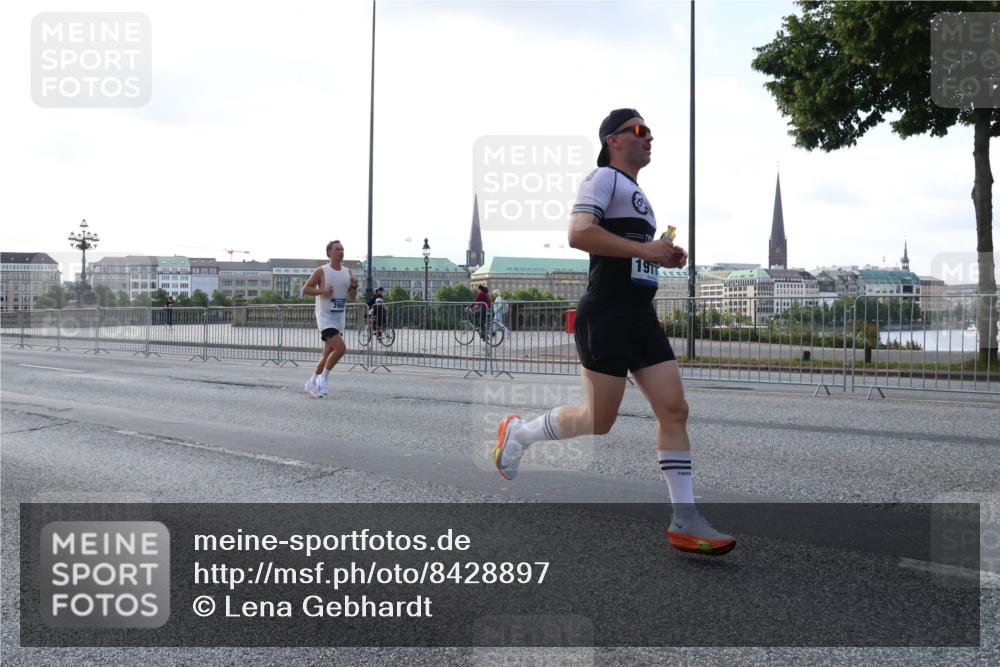 29.06.2025 - hella hamburg halbmarathon Lena Gebhardt http://msf.ph/oto/8428897 29.06.2025 09:44:27 Lombardsbrücke 19, 1065, 1122, 1953, 2021, 2879, 3075, 3845, 3968, 4678, 5308, 5344, 7231, 7349, 7793, 8975, 9047, 9079, 10106, 10173, 10222, 10655, 10790, 11877, 12337, 12369, 13383, 13606, 13779, 14828, 15268, 15576, 15583, 15655, 15880, 16118, 17258, 17354, 18567, 18699, 19114 meine-sportfotos.de