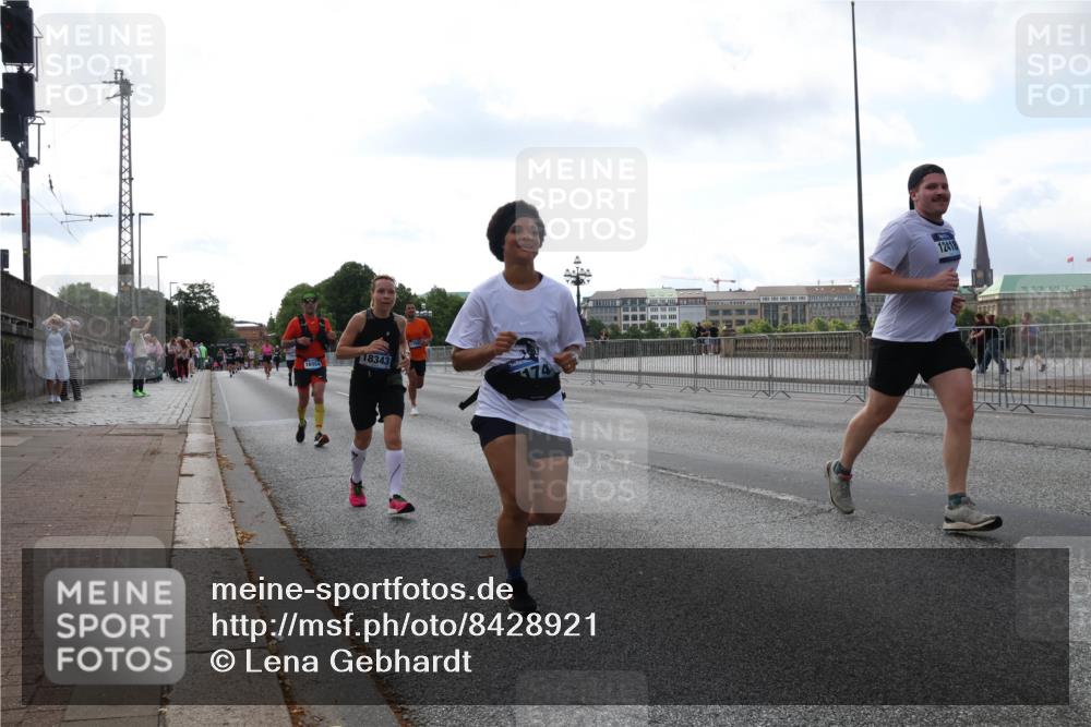 29.06.2025 - hella hamburg halbmarathon Lena Gebhardt http://msf.ph/oto/8428921 29.06.2025 10:07:00 Lombardsbrücke 1993, 4262, 5807, 5845, 5899, 5951, 6572, 6664, 6833, 7503, 8290, 8744, 8960, 10283, 10736, 10886, 11758, 12371, 12418, 12550, 13475, 14607, 15377, 16554, 16692, 16933, 17059, 17174, 17895, 18316, 18343, 18381, 18652, 18828 meine-sportfotos.de