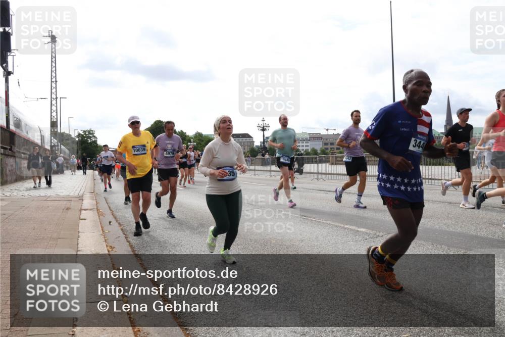 29.06.2025 - hella hamburg halbmarathon Lena Gebhardt http://msf.ph/oto/8428926 29.06.2025 10:19:40 Lombardsbrücke 10039, 4979, 35, 342, 344, 1145, 1154, 1332, 1534, 1708, 2017, 2311, 2357, 2405, 2441, 2589, 2795, 2812, 2895, 2918, 2993, 2995, 3446, 3678, 4108, 4110, 4170, 4539, 4562, 4570, 4722, 4979, 5035, 5080, 5123, 5178, 5251, 5429, 5449, 5849, 5878, 6444, 6542, 6796, 6797, 6872, 6874, 6939, 7137, 7143, 7248, 7249, 7836, 7917, 8146, 8427, 8537, 8575, 8761, 8778, 9252, 9856, 10039, 10124, 10129, 10349, 10540, 10594, 10622, 11036 meine-sportfotos.de