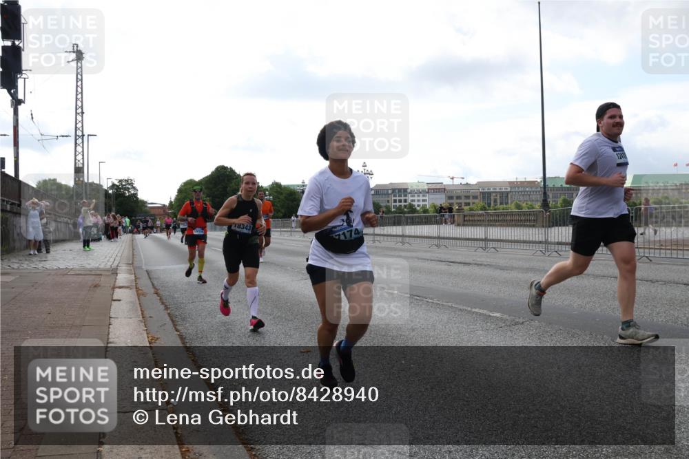 29.06.2025 - hella hamburg halbmarathon Lena Gebhardt http://msf.ph/oto/8428940 29.06.2025 10:07:00 Lombardsbrücke 1993, 4262, 5807, 5845, 5899, 5951, 6572, 6664, 6833, 7503, 8290, 8744, 8960, 10283, 10736, 10886, 11758, 12371, 12418, 12550, 13475, 14607, 15377, 16554, 16692, 16933, 17059, 17174, 17895, 18316, 18343, 18381, 18652, 18828 meine-sportfotos.de