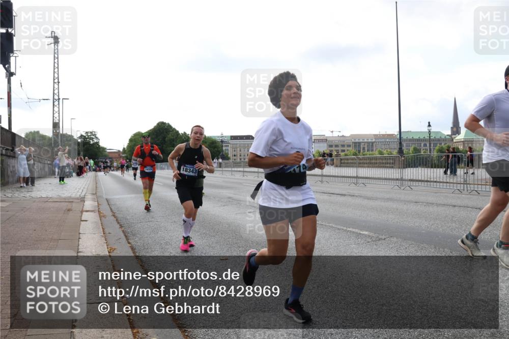 29.06.2025 - hella hamburg halbmarathon Lena Gebhardt http://msf.ph/oto/8428969 29.06.2025 10:07:00 Lombardsbrücke 16554, 18343, 1993, 4262, 5807, 5845, 5899, 5951, 6572, 6664, 6833, 7503, 8290, 8744, 8960, 10283, 10736, 10886, 11758, 12371, 12418, 12550, 13475, 14607, 15377, 16554, 16692, 16933, 17059, 17174, 17895, 18316, 18343, 18381, 18652, 18828 meine-sportfotos.de